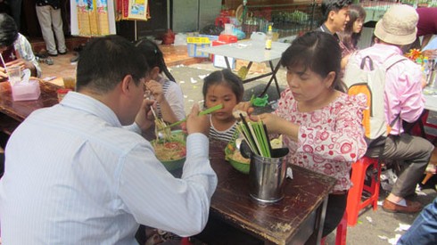 TPHCM: Sáng mồng 1 Tết, lên chùa ăn chay - ảnh 5